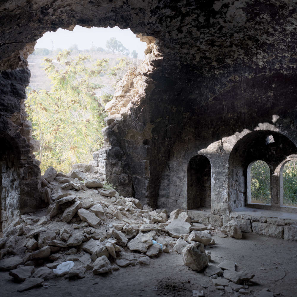 Lifta 31°47’43”N 35°11’47” E – 01.1948 In the 1940s, 3,000 inhabitants lived in Lifta, on the outskirts of Jerusalem. This village was known to be one of the wealthiest communities in the Jerusalem area. The former villagers of Lifta were driven out during the Arab-Jewish hostilities in January 1948. In 2012, former inhabitants of Lifta won a legal battle to stop plans for the construction of a luxury housing development on the ruins of their village. Photo by Bruno Fert.