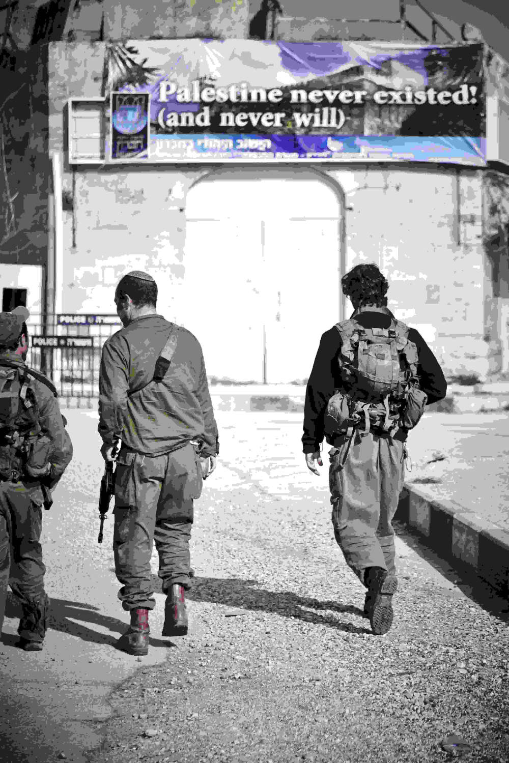 A banner hung by some of the 400 Israeli settlers living among 200,000 Palestinians in the city of Hebron. © Patrick Kruse/OPGAI.