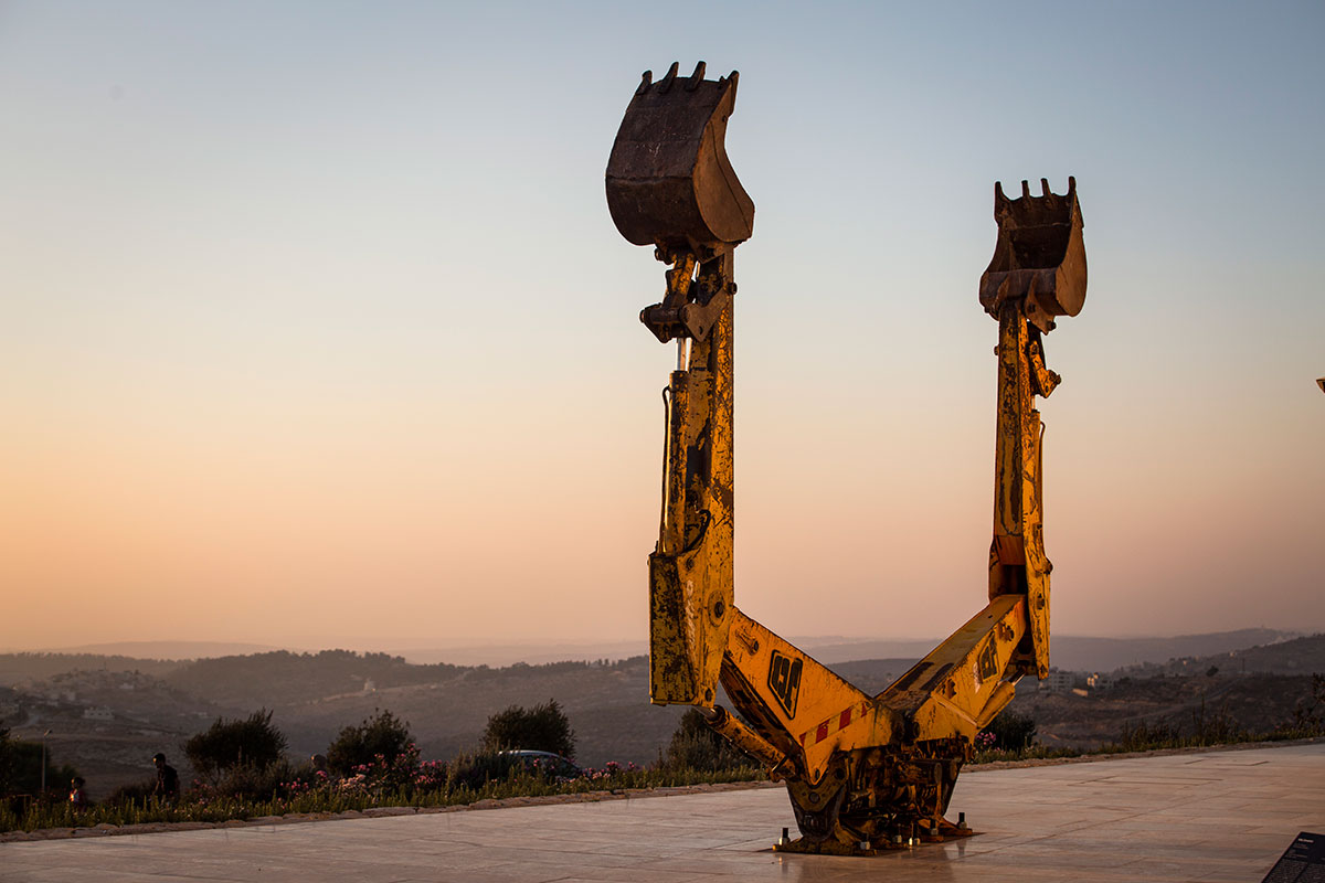 Nida Sinnokrot, KA (Oslo), 2009/2017. 2 JCB 3CX 1993-model backhoe arms, 600 x 400 x 100 cm. Photo by Ziad Trad. © The Palestinian Museum.