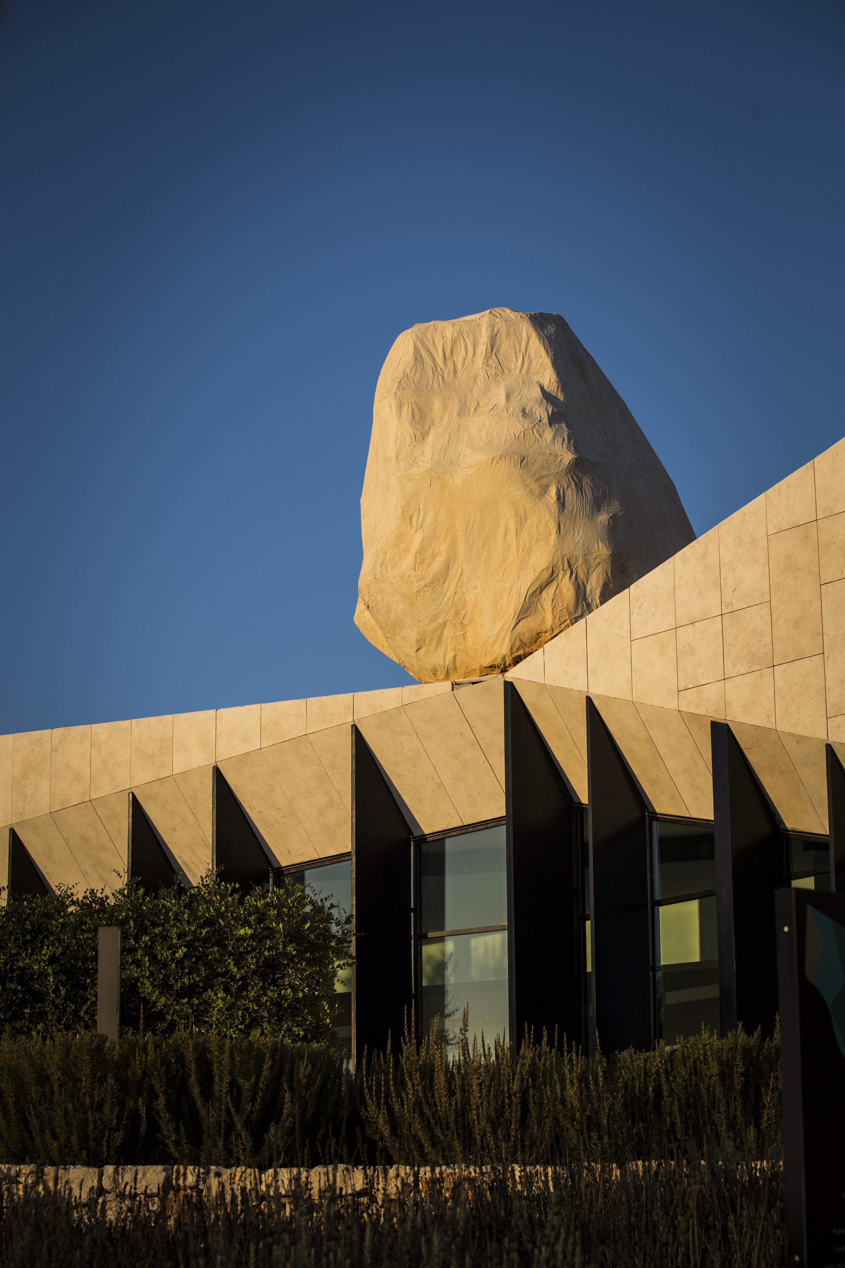 Yazan Khalili, Falling stone, Flying stone, 2017. Mixed media, 400 x 400 x 250 cm. Photo by Ziad Trad. © The Palestinian Museum.