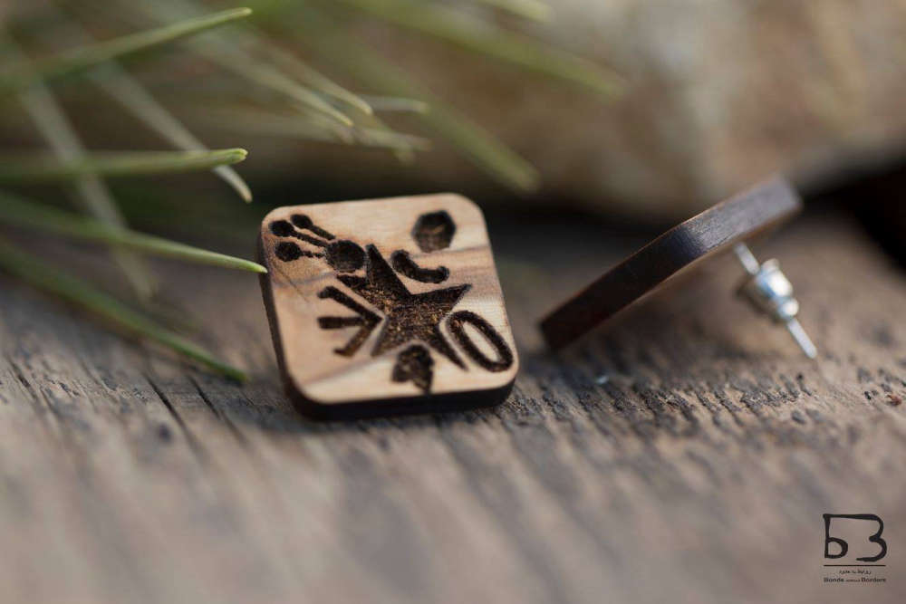 Pattern earring, olive wood.