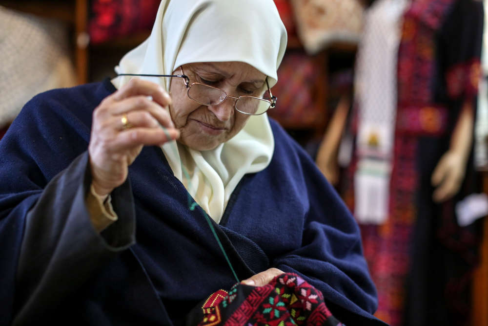 Embroiderer: Fathia Anbar. Photo credit: Tamer Hamam, UNRWA, 2017.