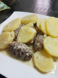 In this vegan potato tahini recipe, meatballs have been replaced by nuggets prepared with mushrooms, onions, and soybeans. Photo courtesy of the author.