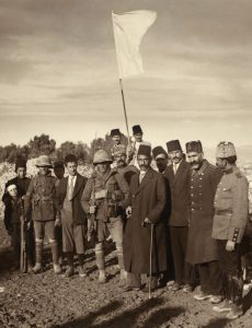 The mayor of Jerusalem, Hussein Salim al-Husseini, with his party under a truce flag, 1917. Public domain.